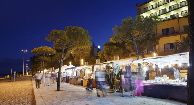 Tensió a Platja d’Aro després d'aprovar la reducció del 35% de les parades del mercat setmanal