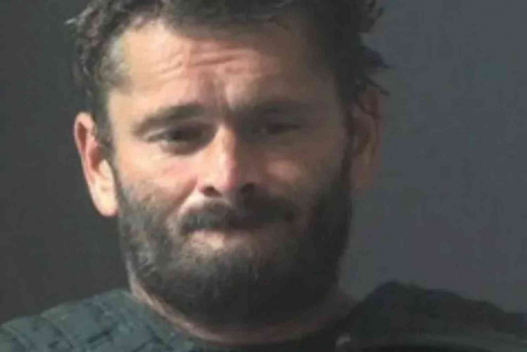 Detingut per cuinar viu un cadell de chihuahua en un forn després de discutir amb un familiar