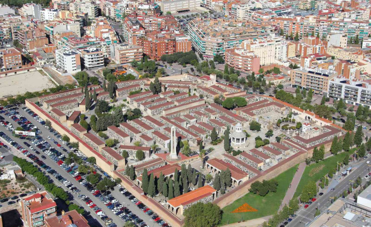 Visita la tomba del seu pare a Barcelona i la troba buida: una exhumació irregular