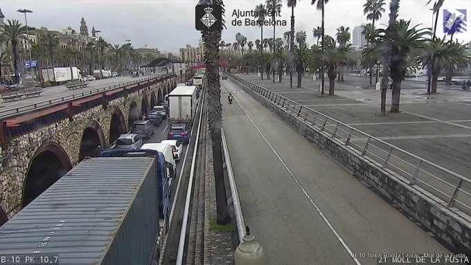 Caos a Barcelona: un home totalment despullat es puja a un senyal de trànsit i col·lapsa la Ronda Litoral