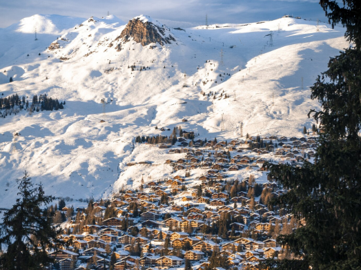 Una enorme allau soterra el 90% del poble suís de Blatten després del despreniment d'una glacera