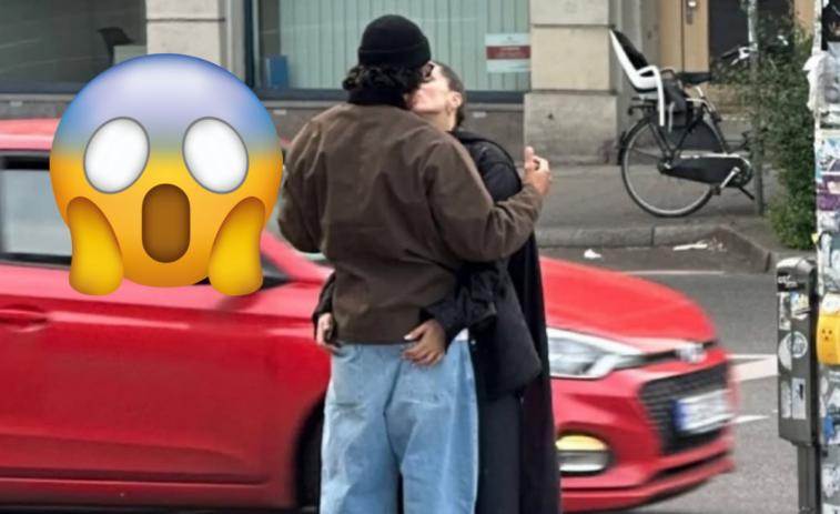 Enxampats! Rosalía i l'actor Emilio Sakraya es fan un petó en ple carrer a Munic