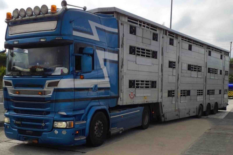 Caos a AP-7: 189 camions denunciats per avançaments prohibits en un sol control policial