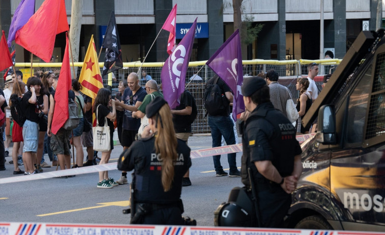 Manifestació davant la seu del PP català en suport a la vaga general contra Mazón