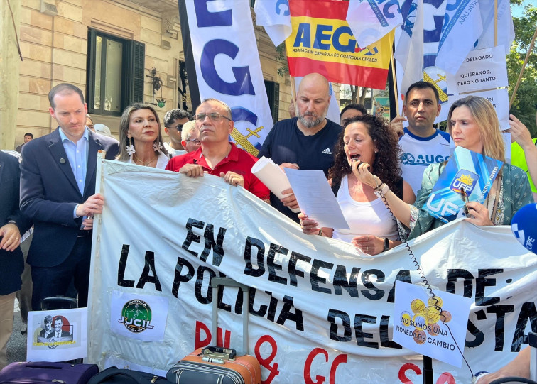 Uns 50 policies protesten a Barcelona contra les competències a Mossos: 