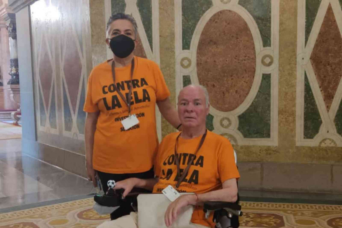 Yolanda Delgado con Antonio, enfermo de ELA   Yolanda Delgado