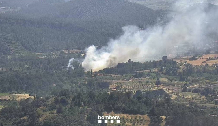 Fins a 6 dotacions de Bombers treballen per a extingir un incendi de vegetació a Marçà