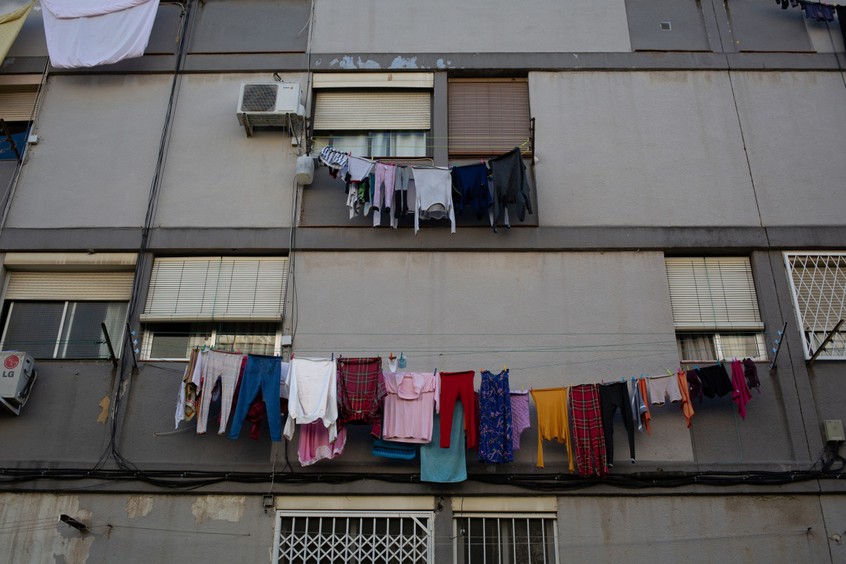 Archivo - Tendederos con ropa colgada en un edificio del barrio de Ciutat Meridiana