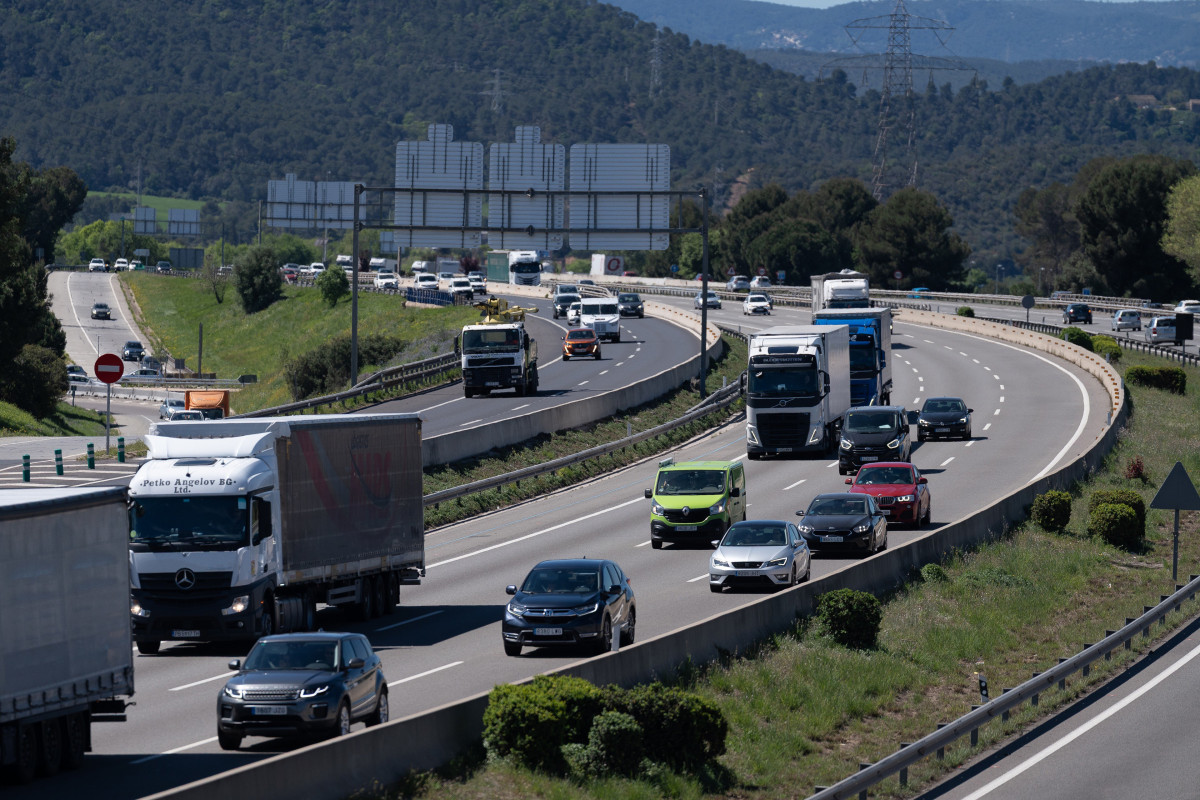 Archivo - Tráfico en la AP-7, a 17 de abril de 2025, en Sant Cugat, Barcelona, Catalunya (España)