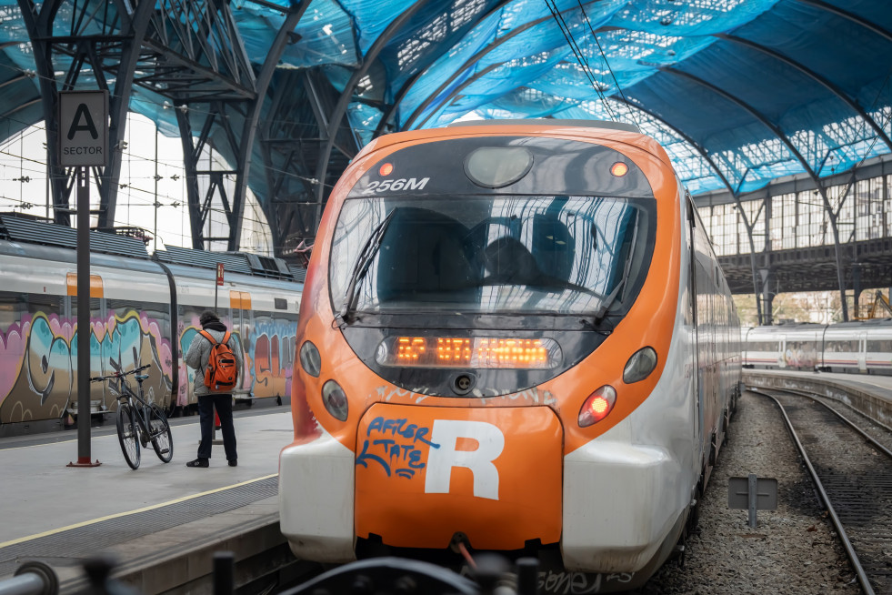 Archivo - Una persona en la estación de Francia, donde opera Rodalies