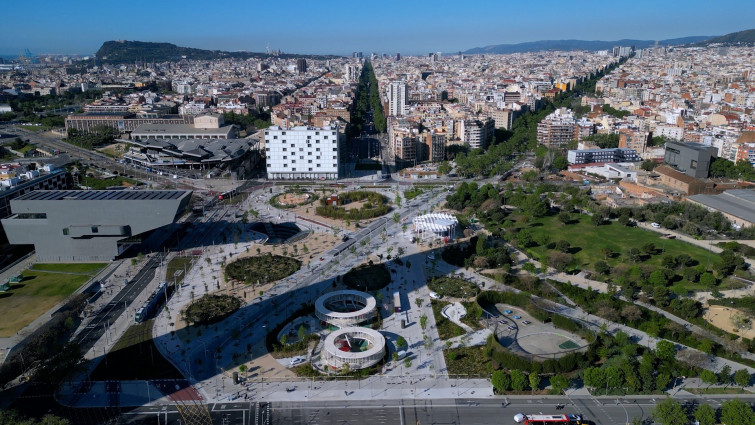 Barcelona avisa dels riscos de banyar-se a la font del Parc dels Glòries