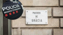 Una agent de Mossos estavella la seva moto contra un aparador del Passeig de Gràcia de Barcelona