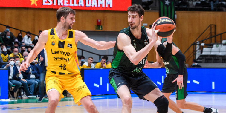 La Penya cau per l'actuació d'un excels Marcelinho i es complica la sèrie contra el Tenerife