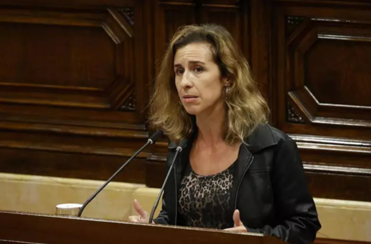 VÍDEO: Tensió i retrets creuats al Parlament entre Laia Estrada (CUP) i Illa per l'amnistia