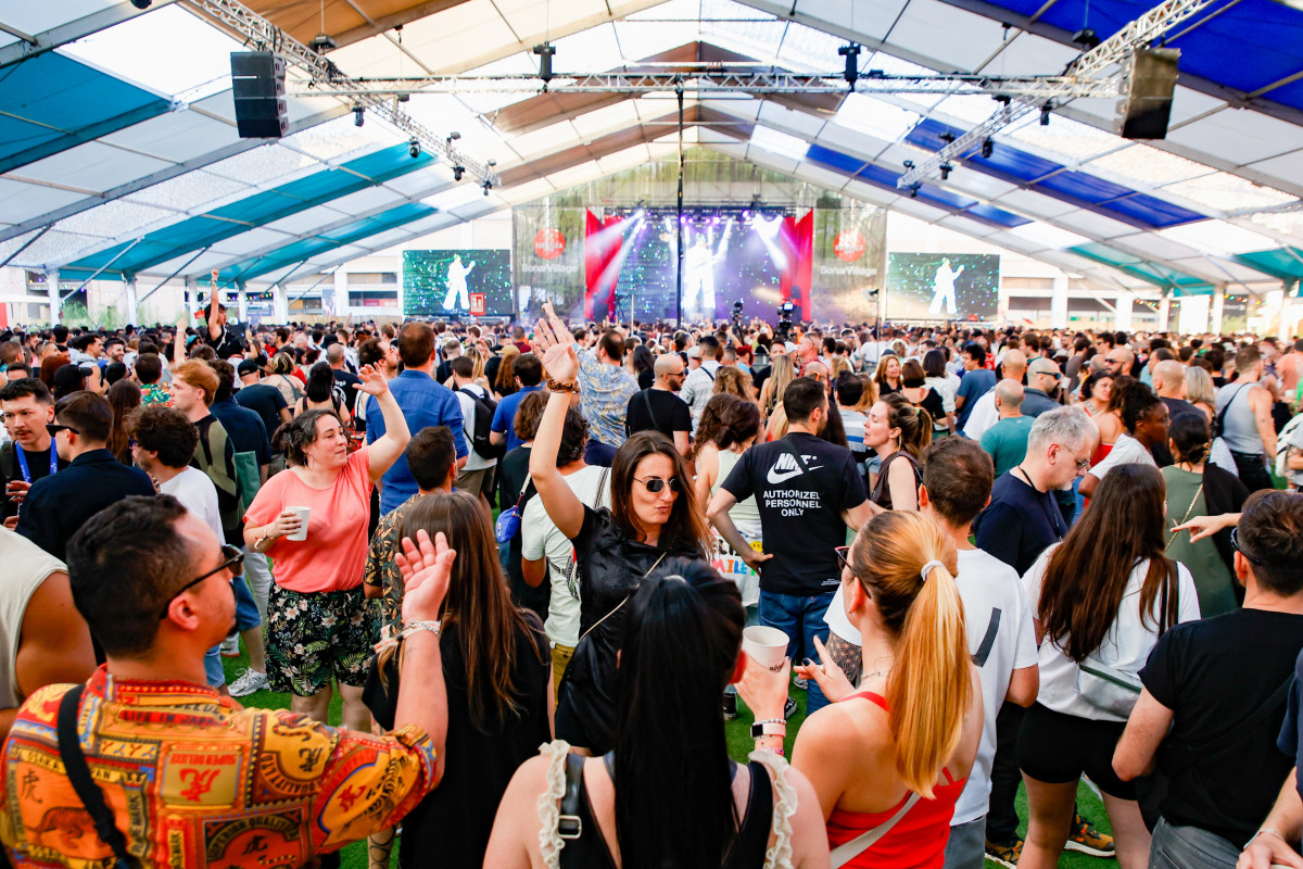 Archivo - Decenas de personas durante el primer día del Festival Sónar, en la Fira de Barcelona, a 13 de junio de 2024, en Barcelona