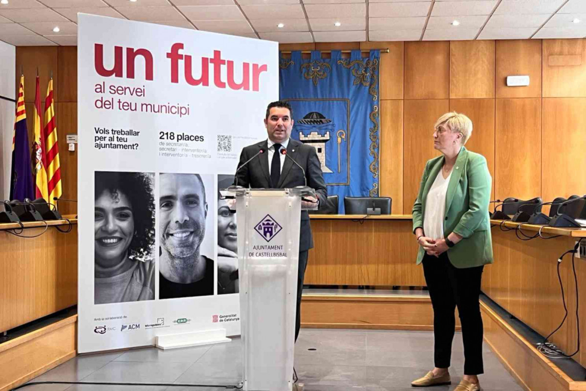 El secretario de Governs Locals y la alcaldesa de Castellbisbal durante la presentación de la campaña