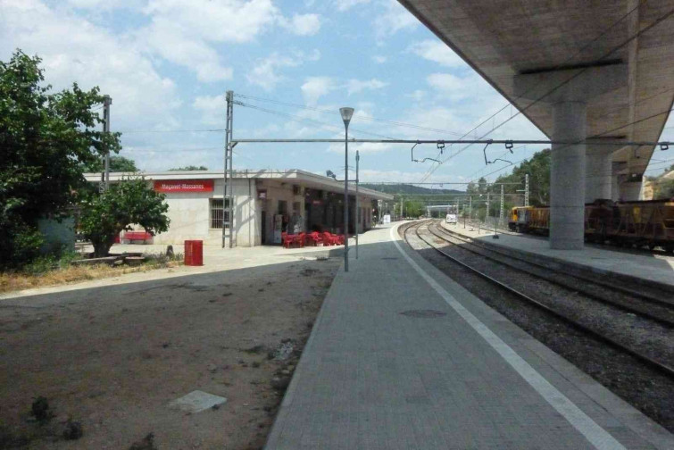 Terror a una estació de tren de Girona: dos joves llancen pedres contra els usuaris que estaven a l'andana