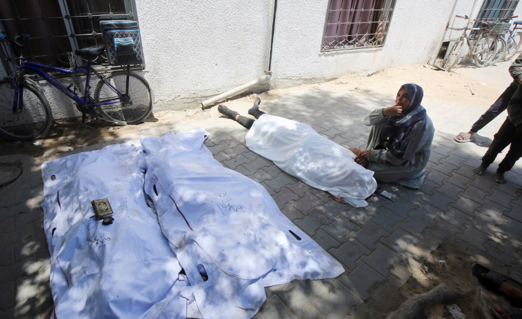 Israel bombardeja tendes de campanya de persones desplaçades en una escola de Gaza i mata a 18 persones