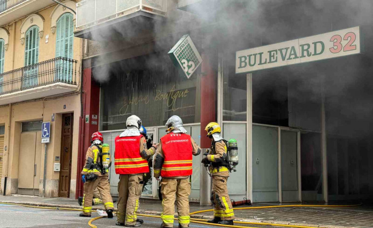 Caos a Figueres: un incendi omple de fum el centre de la ciutat i obliga a evacuar veïns