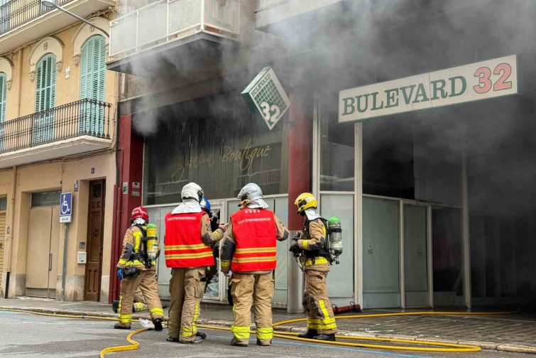 Caos a Figueres: un incendi omple de fum el centre de la ciutat i obliga a evacuar veïns
