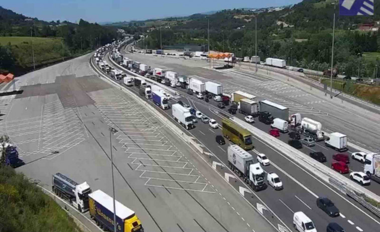 Caos a l'AP-7: més de 20 km de retencions en plena operació sortida del pont de Segona Pasqua