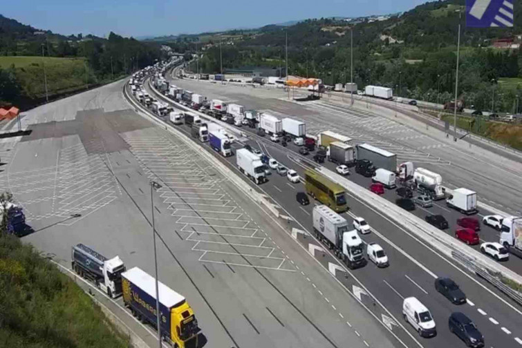 Caos a l'AP-7: més de 20 km de retencions en plena operació sortida del pont de Segona Pasqua