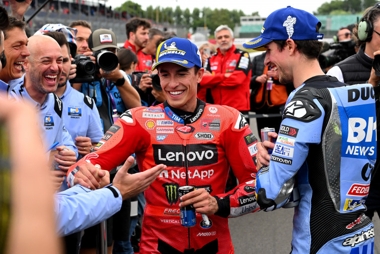 Marc Márquez arrasa a l'Aragó: pole i victòria en una batalla fratricida que ha deixat bocabadats els fans!