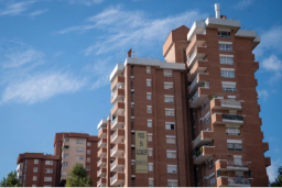 Acuerdo para traspasar las primeras 10.000 viviendas de la Sareb a los suelos de Árqura