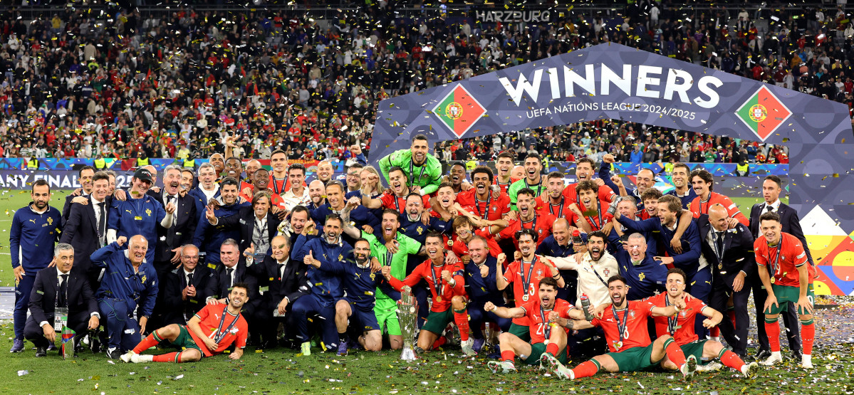 EuropaPress 6785380 portugal players celebrate with the trophy after winning the uefa nations