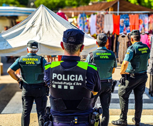 Desmantellen un lloc amb més de 2.700 productes falsificats en el mercat ambulant de Platja d’Aro