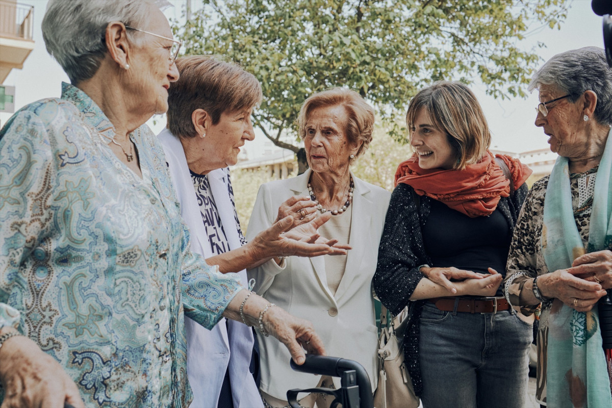 EuropaPress 6791205 personas mayores paseando charlando alguien mas joven