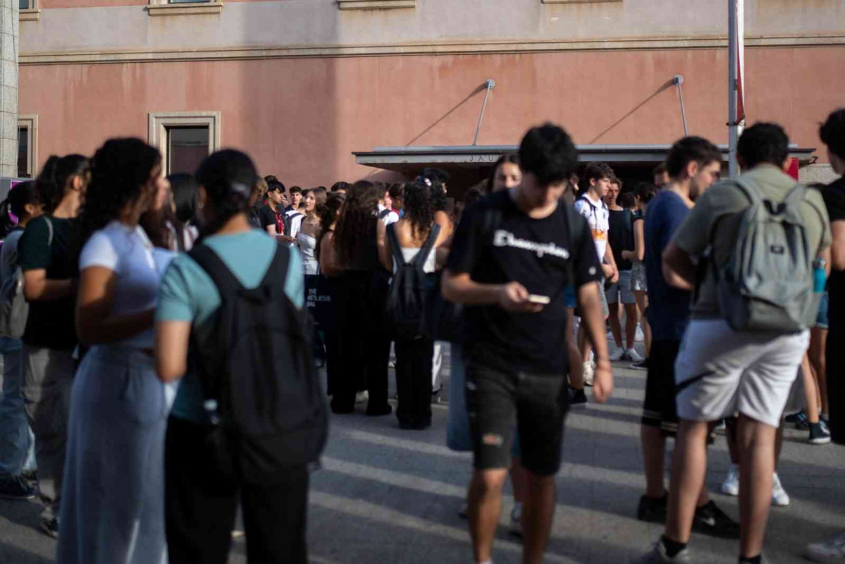 Alumnos durante el primer día de las PAU en Cataluña, a 11 de junio de 2025, en Barcelona, Catalunya
