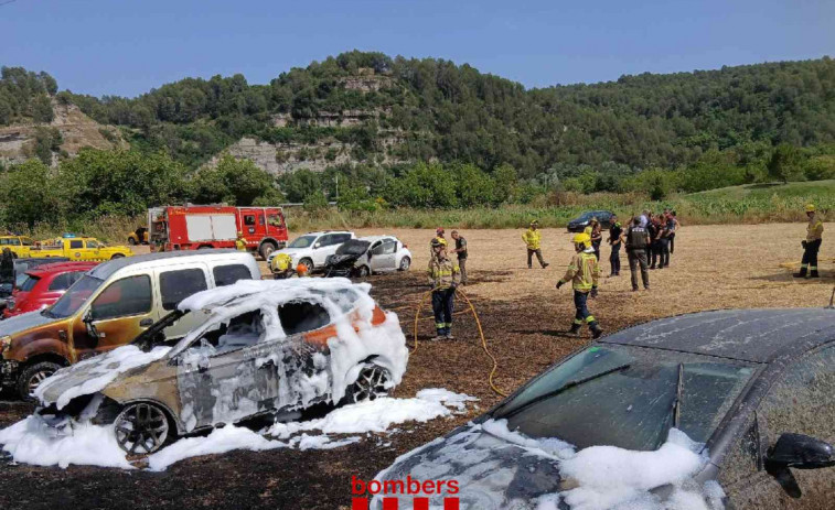 Set vehicles cremats en un incendi a Sant Fruitós de Bages en una zona d’aparcament rural