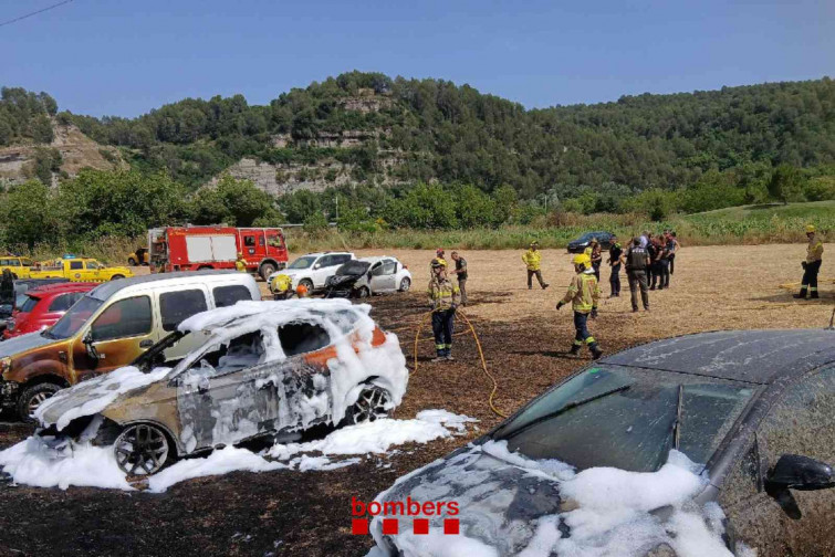 Set vehicles cremats en un incendi a Sant Fruitós de Bages en una zona d’aparcament rural