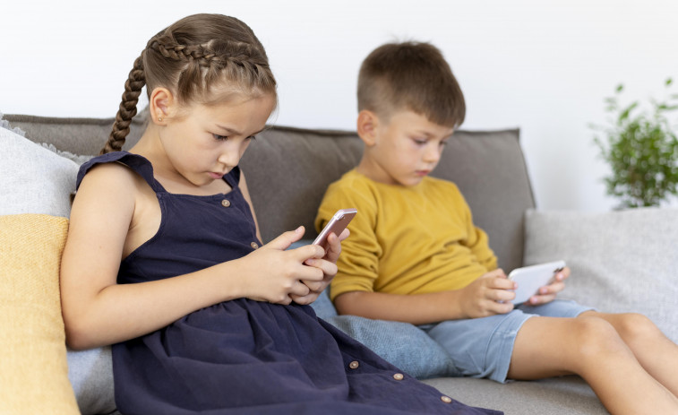 Catalunya blinda les aules: aposta per la prohibició de mòbils en primària i ESO