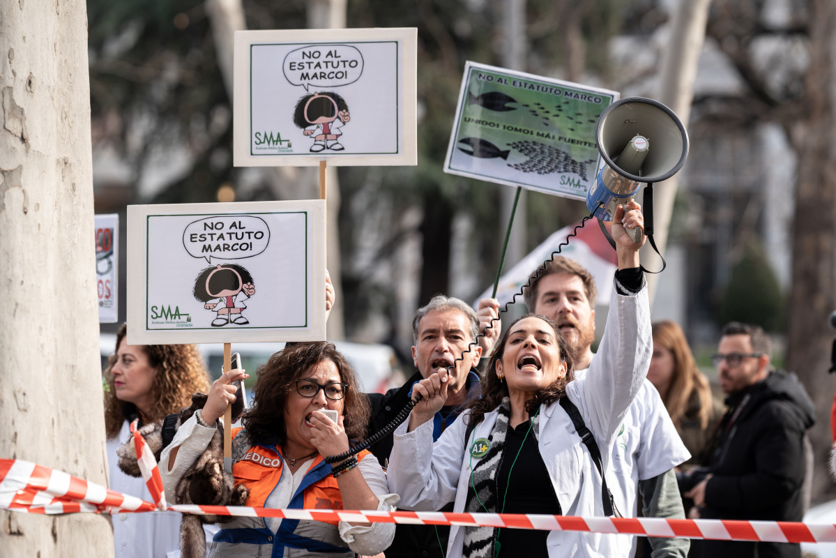 EuropaPress 6516394 varias personas concentracion sindicatos medicos frente ministerio sanidad