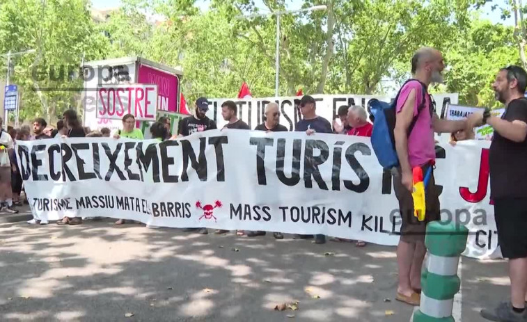 Barcelona esclata: 600 persones protesten i paralitzen una botiga de luxe i un ‘hostel’ contra el turisme massiu