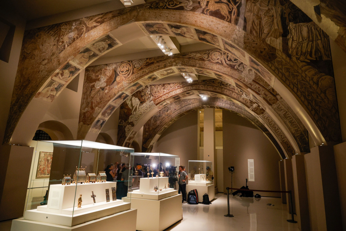 Varias personas observan las pinturas murales del Monasterio de Sijena expuestas en el Museu Nacional d’Art de Catalunya (MNAC), a 29 de mayo de 2025, en Barcelona, Catalunya (España). El Tribunal