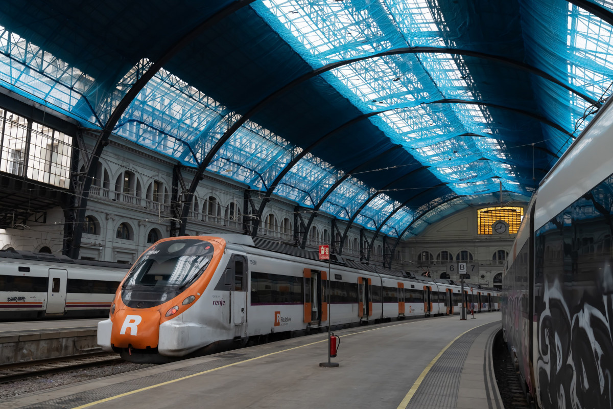 Archivo - Un tren en la estación de Francia, donde opera Rodalies