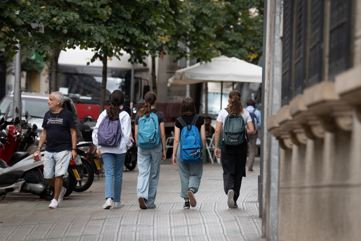Archivo - Varis niñas con mochilas a la salida del colegio, en una imagen de archivo