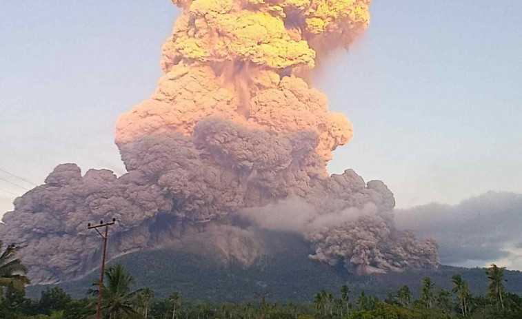 Alerta màxima per l'erupció del volcà Lewotobi Laki Laki: columnes de cendra de 10 km