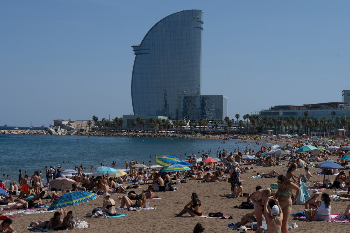 Archivo - Varias personas en la playa, en Barcelona, Catalunya (España).