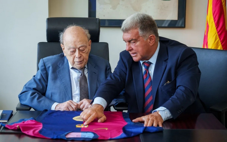 Laporta regala a Jordi Pujol una samarreta del FC Barcelona pel 95 aniversari de l'expresident