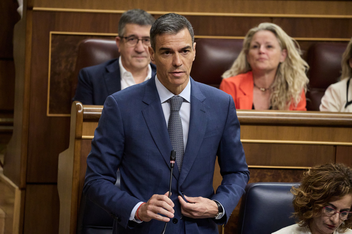 El presidente del Gobierno, Pedro Sánchez, interviene durante una sesión de control al Gobierno, en el Congreso de los Diputados, a 18 de junio de 2025, en Madrid (España). Sánchez participa en la