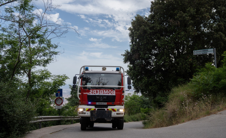 Bombers treballa en un incendi en una zona de bosc de Santa Coloma de Gramenet