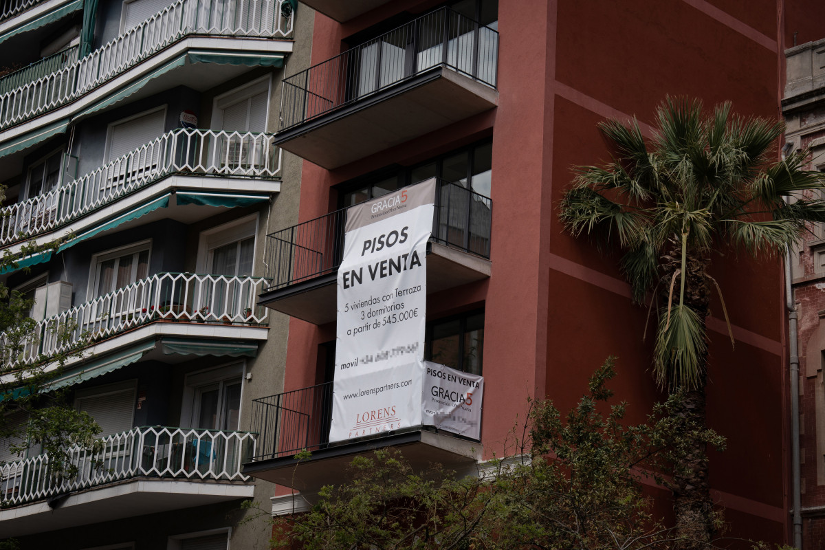 Archivo - Cartel de venta en una fachada de un edificio, a 25 de abril de 2023, en Barcelona, Catalunya (España).