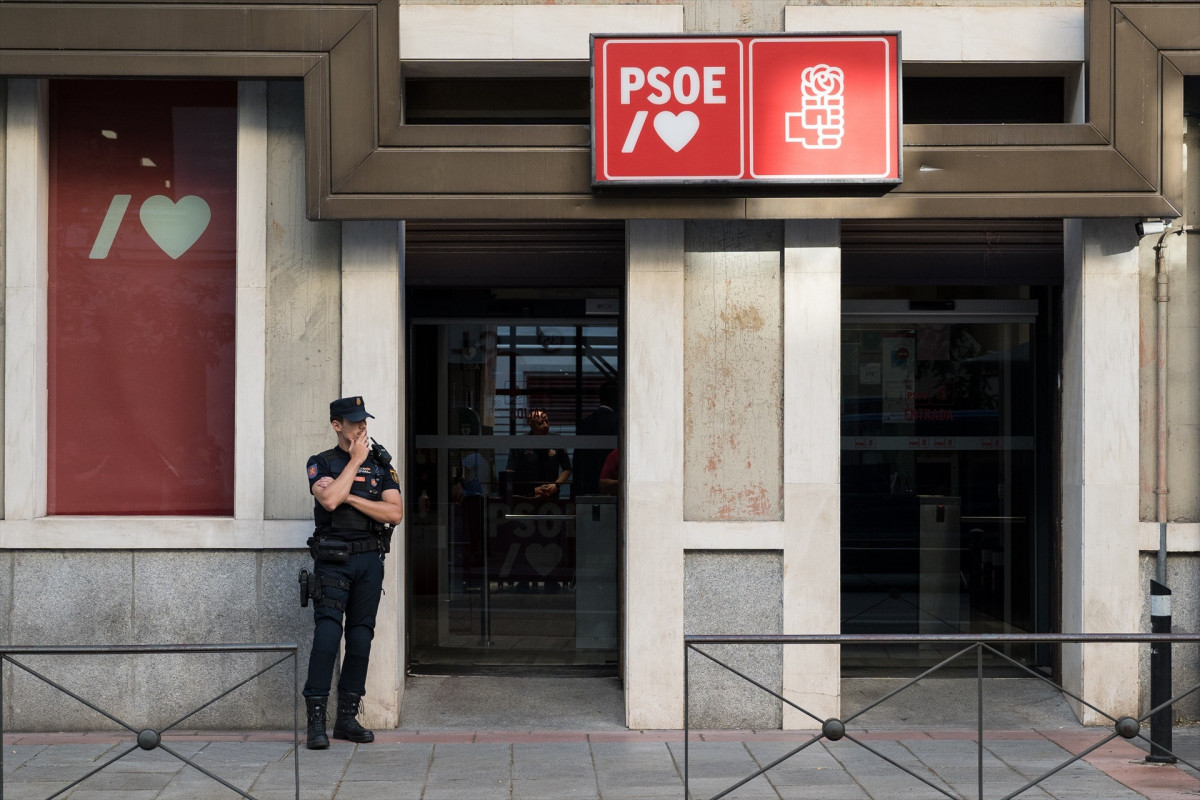EuropaPress 5382271 agente policia aguarda entrada sede partido socialista psoe calle ferraz