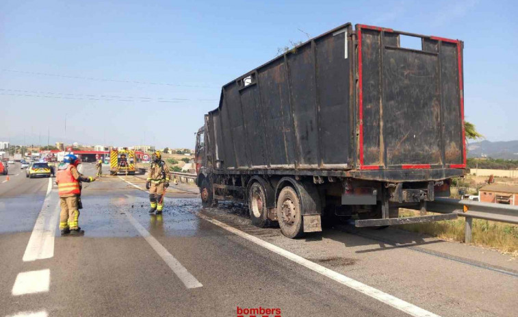 L'incendi d'un camió obliga a tallar l'AP-7 a Santa Perpètua de Mogoda
