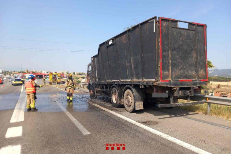 L'incendi d'un camió obliga a tallar l'AP-7 a Santa Perpètua de Mogoda