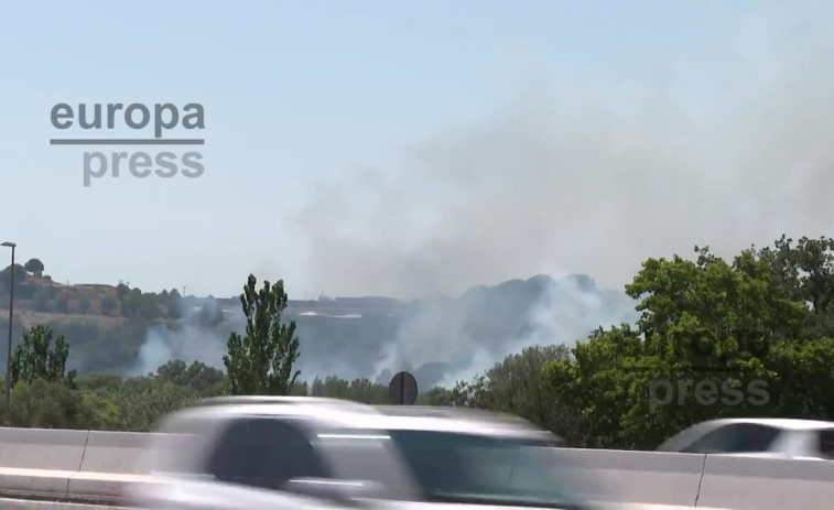 Un incendi prop de vies clau a Martorell obliga a tallar la R4 i mobilitza un gran operatiu d’emergència